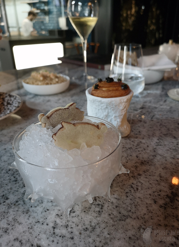 W szklanej miseczce z lodem umieszczono dwie świnki złożone z plasterków jabłka między którymi jest pasztet z wątróbek.