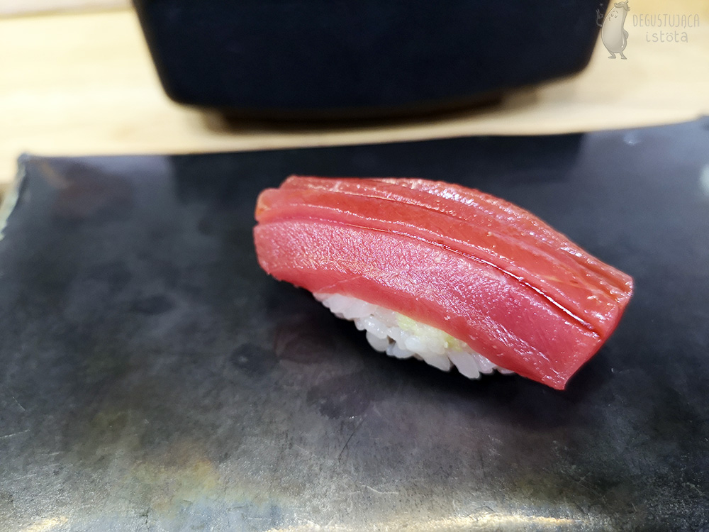 Nigiri z intensywnie czerwonym tuńczykiem, polane niewielką ilością sosu.