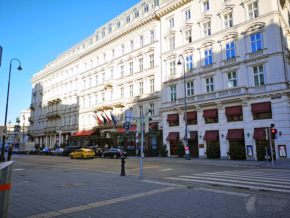 Budynek hotelu Sacher. Widok od strony gmachu Opery.