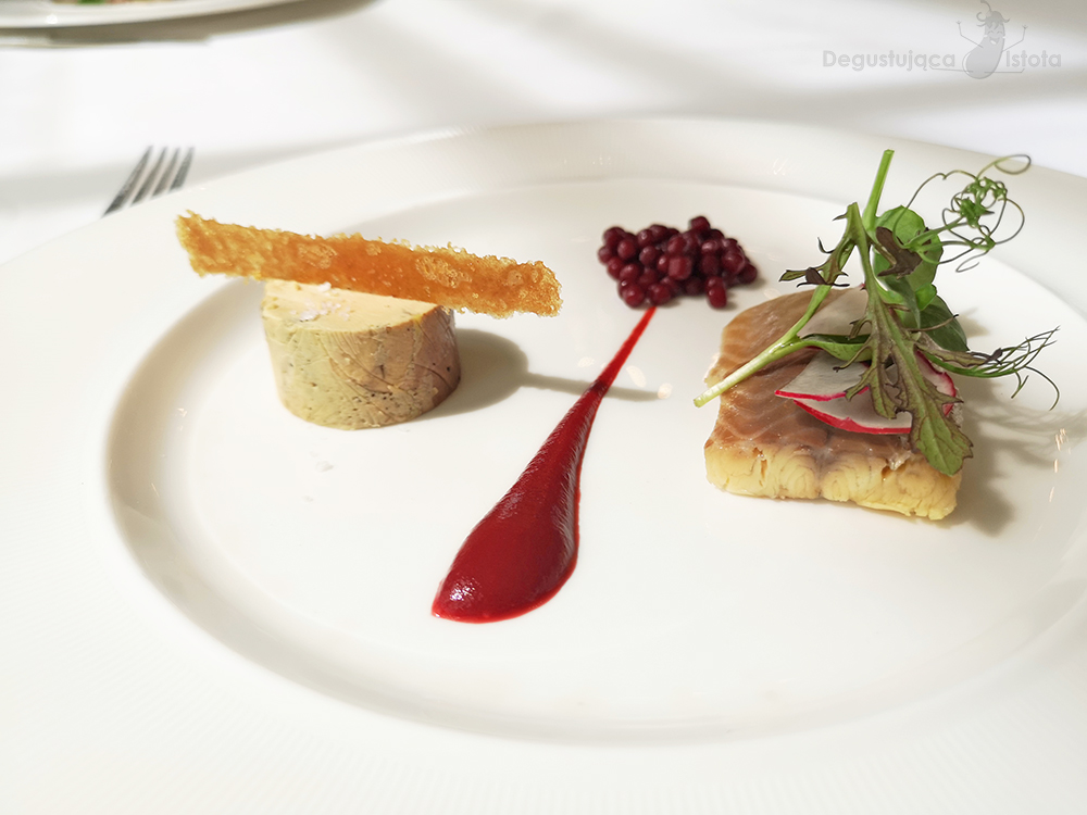  Kawałek wędzonego węgorza z foie gras i kuskusem buraczanym
