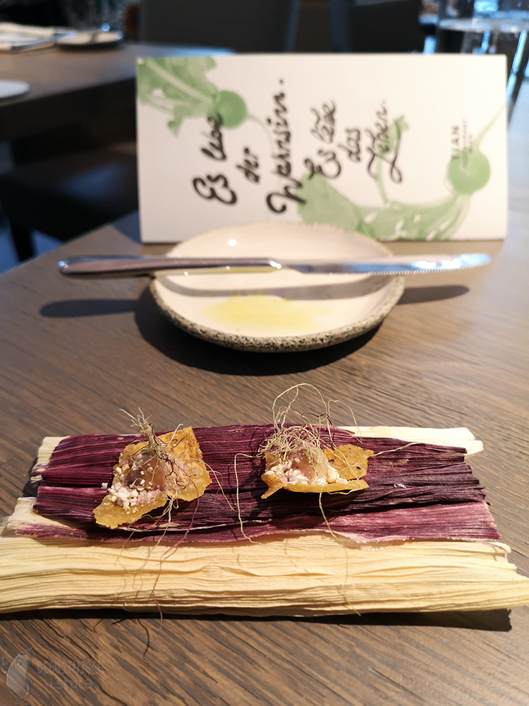 On a corn leaf stand is given chips decorated with dried stalks.