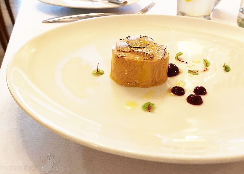 Krążek foie gras z plastrami trufli i sosem wiśniowym
